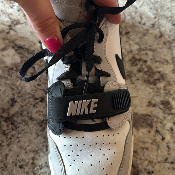 Boys Air Jordan NIKE shoes. Excellent condition/ gently used. Size 7. - Picture 6 of 7